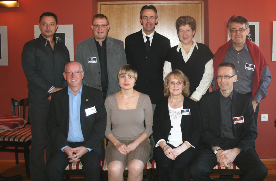 Seated from left to right are: Graham Laurie (United Kingdom), Yulia Amerikova (Russia), Mary Tokarski (USA-AAA), Kimmo Mattila (Finland), 