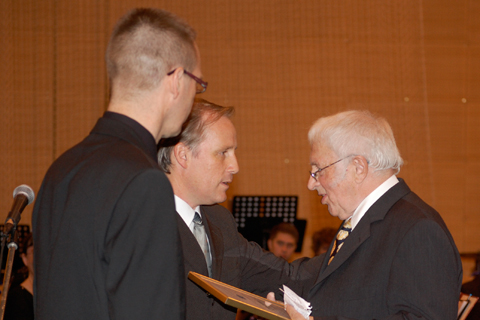 Fritz Dobler (President of the DHV) being presented the CIA Merit Award
