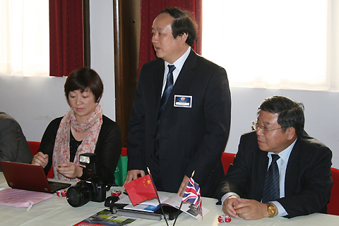 Li Cong (China) addressing the Congress, left to right: Cyrstal Wang, Prof. Li Cong, Yu Zhen